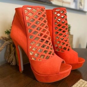 These amazing platforms that makes your legs look sexy!!!!! Great spring color!!